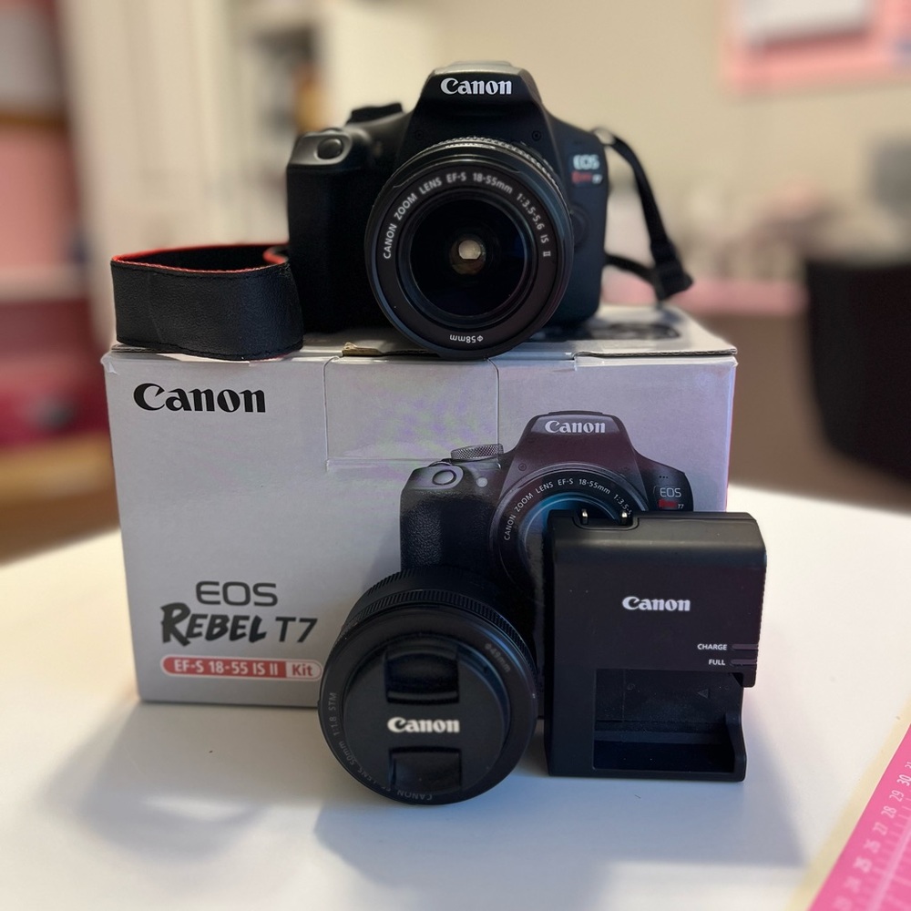 Cnaon Rebel T7 with extra Lense